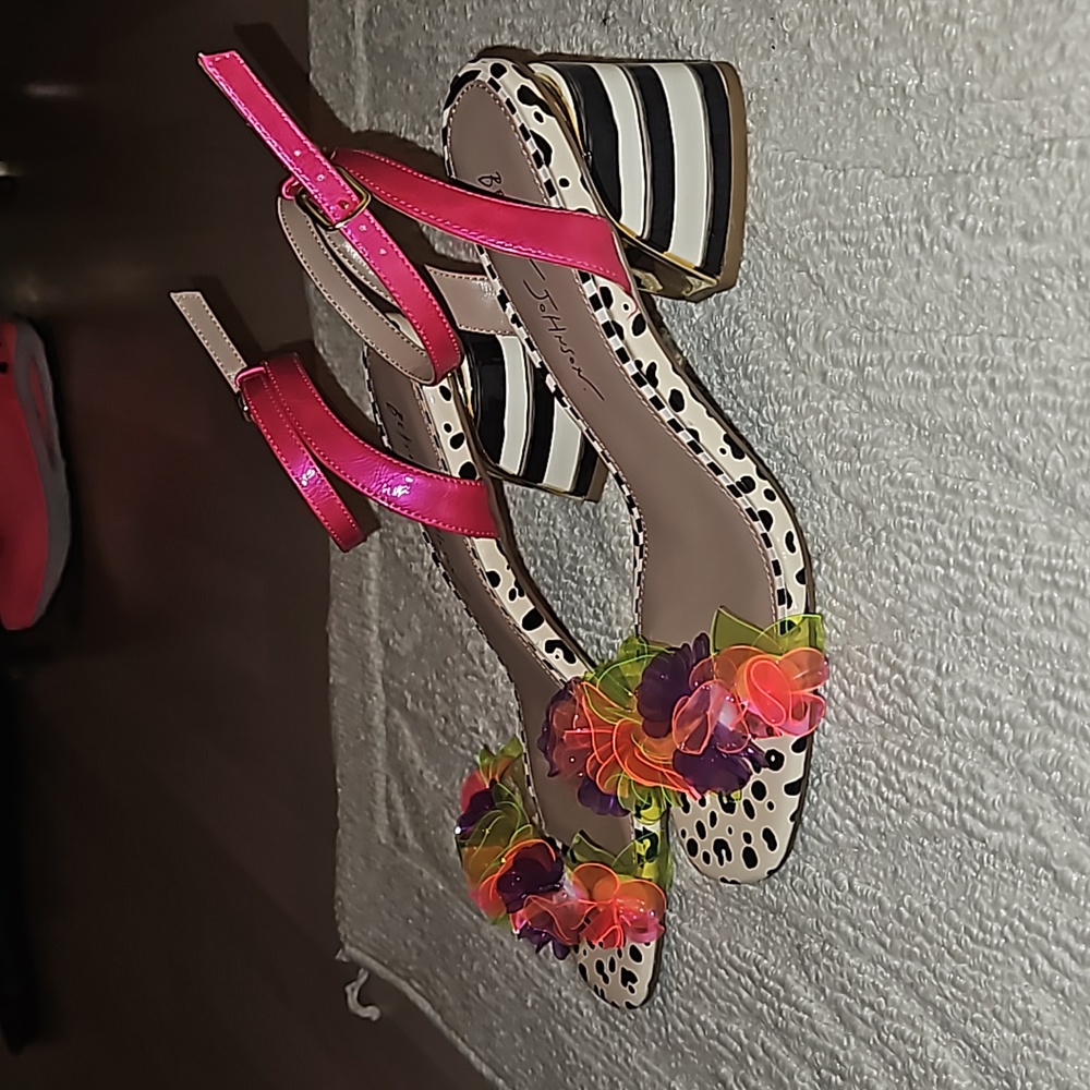 Betsy Johnson Cutie Heels😍